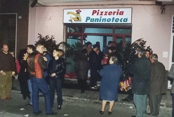 Apertura del 1999 in via Gramsci, con persone davanti all’ingresso della pizzeria.