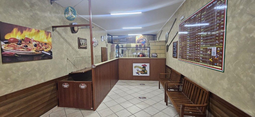 Interno della sede di via Papa Giovanni XXIII, con il banco e il menu a parete.